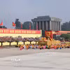 Xe mô hình Quốc huy nước Cộng hòa xã hội chủ nghĩa Việt Nam đi đầu khối diễu binh, diễu hành. (Ảnh: Quốc Khánh/TTXVN)