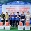 Đoàn đại biểu Thành phố Hồ Chí Minh trao tặng những phần quà tới các cán bộ, chiến sỹ và lực lượng đóng quân, công tác trên đảo Hòn Khoai, xã Đất Mũi, tỉnh Cà Mau. (Ảnh: Xuân Anh/TTXVN)