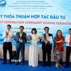 Trao hoa chúc mừng doanh nghiệp ký thỏa thuận hợp tác đầu tư tại Hội nghị xúc tiến đầu tư vào các khu công nghiệp Lâm Đồng năm 2026. (Ảnh: Nguyễn Thanh/TTXVN)