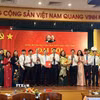 Đồng chí Ngô Văn Cương, Phó Bí thư Đảng ủy Mặt trận Tổ quốc, các đoàn thể Trung ương trao Quyết định Chỉ định và tặng hoa chúc mừng Ban Chấp hành Đảng bộ Trung ương Hội Nông dân Việt Nam ra mắt Đại hội. (Ảnh: Ngọc Bích/TTXVN)