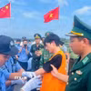Trao trả các công dân Trung Quốc vi phạm pháp luật Việt Nam cho cơ quan chức năng Trung Quốc. (Ảnh: TTXVN phát)