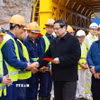 Thủ tướng Phạm Minh Chính chúc Tết công nhân thi công dự án tuyến đường cao tốc Đồng Đăng-Trà Lĩnh đoạn qua huyện Thạch An (Cao Bằng). (Ảnh: Dương Giang/TTXVN)