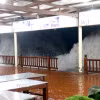 Sóng biển ập vào khu vực phường Mũi Né (Lâm Đồng) làm hư hỏng, sạt lở nghiêm trọng một đoạn kè biển và ảnh hưởng nhà dân. (Ảnh: Nguyễn Thanh/TTXVN)