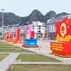 Các biểu trưng về bầu cử được đặt trên tuyến đường Trần Quốc Nghiễn trước Quảng trường 30/10, phường Hạ Long. (Ảnh: Đức Hiếu/TTXVN)