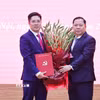 Đồng chí Nguyễn Phi Long, Ủy viên Trung ương Đảng, Phó Bí thư Thường trực Đảng ủy Mặt trận Tổ quốc, các đoàn thể Trung ương, Phó Chủ tịch Ủy ban Trung ương Mặt trận Tổ quốc Việt Nam trao quyết định cho đồng chí Nguyễn Duy Hiển, được bổ nhiệm giữ chức Trợ lý đồng chí Bùi Thị Minh Hoài, Ủy viên Bộ Chính trị, Bí thư Trung ương Đảng, Chủ tịch Ủy ban Trung ương Mặt trận Tổ quốc Việt Nam. (Ảnh: Minh Đức/TTXVN)
