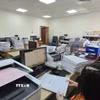Lượng hồ sơ khủng mà cán bộ Văn phòng đăng ký đất đai phải scan, sắp xếp phục vụ công tác làm sạch dữ liệu đất đai. (Ảnh: Thanh Vân/TTXVN)