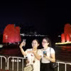 Du khách thích thú check-in cùng những chiếc thuyền buồm đỏ, một sản phẩm du lịch mới của Quảng Ninh. (Ảnh: Đức Hiếu/TTXVN)