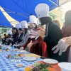 Đại biểu và khách mời tham gia trải nghiệm món gỏi cuốn truyền thống của Việt Nam. (Ảnh: Nhật Hưng/TTXVN)