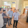 Bí thư Thành ủy Cần Thơ Đỗ Thanh Bình và Chủ tịch Ủy ban Nhân dân thành phố Trương Cảnh Tuyên khảo sát trụ sở xã Định Môn, huyện Thới Lai, dự kiến bố trí trụ sở xã Trường Thành, huyện Thới Lai sau sáp nhập. (Ảnh: Thanh Liêm/TTXVN)