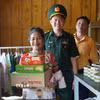 Niềm vui của bà con bản Bu Nà, xã Châu Khê khi đón nhận những món quà tình nghĩa từ "Gian hàng không đồng". (Ảnh: Bích Huệ/TTXVN)
