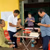 Cán bộ hướng dẫn người dân cung cấp thông tin, hồ sơ phục vụ cập nhật dữ liệu đất đai. (Ảnh: Đồng Thúy/TTXVN)