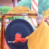 Hòa thượng Thích Thanh Quyết, Phó Chủ tịch Hội đồng Trị sự Giáo hội Phật giáo Việt Nam, Trưởng Ban Trị sự Giáo hội Phật giáo Việt Nam tỉnh Quảng Ninh, thỉnh chuông khai hội. (Ảnh: Thanh Vân/TTXVN)