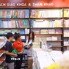Học sinh tìm kiếm, tham khảo sách giáo khoa trong các cửa hàng thuộc hệ thống nhà sách của Nhà xuất bản Giáo dục Việt Nam. (Ảnh: Thanh Tùng/TTXVN)