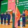 Thượng tướng Nguyễn Quang Ngọc, Ủy viên Trung ương Đảng, Thứ trưởng Bộ Quốc phòng gắn Huân chương Chiến công hạng Nhất lên Quân kỳ Quyết thắng của Cảnh sát biển Việt Nam. (Ảnh: Trọng Đức/TTXVN)