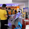Các đại biểu trải nghiệm công nghệ số tại lễ phát động Bình dân học vụ số ở Ninh Bình. (Ảnh: Nguyễn Chinh/TTXVN)