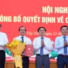 Ủy viên Trung ương Đảng, Bí thư Tỉnh ủy Tây Ninh Nguyễn Văn Quyết; Phó Bí thư Tỉnh ủy, Chủ tịch Ủy ban Nhân dân tỉnh Lê Văn Hẳn và Phó Bí thư Tỉnh ủy, Chủ tịch Ủy ban Mặt trận Tổ quốc Việt Nam tỉnh Nguyễn Thanh Hải trao Quyết định và tặng hoa chúc mừng Chủ tịch Hội đồng Nhân dân tỉnh Nguyễn Hồng Thanh. (Ảnh: Thanh Bình/TTXVN)