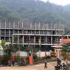 Sau 4 tháng thi công, dự án Trường phổ thông nội trú liên cấp Tiểu học và Trung học cơ sở Yên Khương, xã Yên Khương đã đạt khoảng 25% khối lượng, từng hạng mục dần hiện rõ giữa núi rừng, để kịp bàn giao trong năm học tới. (Ảnh: Khiếu Tư/TTXVN)