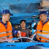Lực lượng chấp pháp trên biển tại Thành phố Hồ Chí Minh tuyên truyền về chống khai thác IUU cho ngư dân. (Ảnh: Hoàng Nhị/TTXVN)