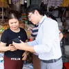 Nhân viên VNPT Đồng Nai hướng dẫn tiểu thương Chợ Đồng Xoài cài đặt, sử dụng các ứng dụng số, từng bước đưa hoạt động kinh doanh lên môi trường số. (Ảnh: Đậu Tất Thành/TTXVN)