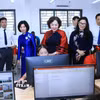 Phó Chủ tịch Quốc hội Nguyễn Thị Hồng tham quan phòng tin học tại trường Tiểu học Trung Hòa. (Ảnh: Tuấn Anh/TTXVN)