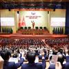 Đại biểu biểu quyết thông qua Nghị quyết Đại hội XIV của Đảng. (Ảnh: TTXVN)