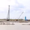 Đơn vị thi công triển khai thi công các hạng mục tại công trường cao tốc Cà Mau-Đất Mũi. (Ảnh: Tuấn Phi/TTXVN)