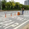 Biển báo tốc độ được sơn trực tiếp trên mặt đường, giúp người điều khiển phương tiện dễ nhận biết quy định đối với từng làn xe. (Ảnh: Trung Nguyên/TTXVN)