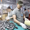 Công nhân Công ty TNHH Keystone Electrical Việt Nam (doanh nghiệp đến từ Trung Quốc, đặt tại Khu công nghiệp Liên Hà Thái, tỉnh Hưng Yên) sản xuất các sản phẩm. (Ảnh: Thế Duyệt/TTXVN)