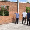 Lãnh đạo Ủy ban Nhân dân xã Châu Thới khảo sát tiến độ xây dựng nhà tình nghĩa cho người có công. (Ảnh: Tuấn Kiệt/TTXVN)