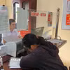 Người dân thực hiện thủ tục hành chính tại Trung tâm Phục vụ hành chính công xã Trung Sơn (Tuyên Quang). (Ảnh: Chu Thanh Vân/TTXVN)