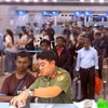 Phòng Quản lý xuất nhập cảnh Công an thành phố Đồng Nai phối hợp các đơn vị có liên quan trục xuất người nước ngoài cư trú, lao động bất hợp pháp về nước thông qua Cảng hàng không quốc tế Tân Sơn Nhất. (Ảnh: TTXVN phát)
