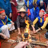 Phần thi thổi cơm của các đội thi diễn ra trong sân đình Thị Cấm. (Ảnh: Khánh Hòa/TTXVN)