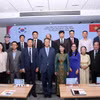 Lãnh đạo Liên hiệp các tổ chức hữu nghị Thành phố Hồ Chí Minh và Hội hữu nghị Việt Nam-Hàn Quốc Thành phố Hồ Chí Minh chụp ảnh cùng các đại biểu Hàn Quốc. (Ảnh: Xuân Khu/TTXVN)