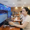 Trung tâm IOC Khánh Hòa liên tục cập nhật dữ liệu phục vụ điều hành phát triển kinh tế-xã hội của địa phương. (Ảnh: Xuân Triệu/TTXVN)