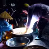 Ở "chợ ma" Tha La, mỗi người đều mang theo chiếc đèn pin để thuận lợi cho việc mua bán. (Ảnh: Công Mạo/TTXVN)
