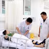 Các bác sỹ khám cho người bệnh tại Bệnh viện Hữu nghị Việt Đức cơ sở Ninh Bình. (Ảnh: Thanh Tuấn/TTXVN)