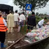 Các đoàn tình nguyện vận chuyển hàng hóa lên ghe để đưa vào những vùng ngập sâu ở thành phố Huế. (Ảnh: Đỗ Trưởng/TTXVN)