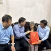 Thường trực Ban Bí thư Trần Cẩm Tú (đầu tiên, phải sang) thăm, tặng quà gia đình chính sách tại thành phố Huế bị ảnh hưởng mưa lũ. (Ảnh: Mai Trang/TTXVN)