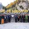 Các đại biểu tham dự lễ ra mắt hệ thống "Số hóa check-in và tích điểm" của Hội Du lịch xã Đồng Văn. (Ảnh: TTXVN phát)