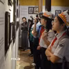 Học sinh tham quan triển lãm về cuộc đời vua Hàm Nghi. (Ảnh: Văn Dũng/TTXVN)
