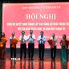 Thường trực Thành ủy Đà Nẵng trao quyết định về thành lập các Đảng bộ trực thuộc Thành ủy; quyết định đổi tên Ban Tuyên giáo và Dân vận Thành ủy và các nhân sự chủ chốt được chỉ định. (Ảnh: Anh Dũng/TTXVN)