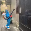 Nhân viên y tế xử lý ổ dịch tại tổ dân phố Đinh Tiên Hoàng, phường Hồng Bàng, thành phố Hải Phòng. (Ảnh: TTXVN phát)