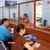 Cán bộ Trung tâm Phục vụ hành chính công xã Lao Chải (Tuyên Quang) hướng dẫn, giải quyết thủ tục hành chính cho người dân. (Ảnh: Đức Thọ/TTXVN)