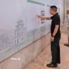 Người dân nghiên cứu kỹ các nội dung đóng góp cho quy hoạch hồ Gươm. (Ảnh: Phan Phương/TTXVN)