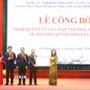 Phó Bí thư Thường trực Tỉnh ủy Nguyễn Thị Hương trao Nghị quyết của Ủy ban Thường vụ Quốc hội về việc thành lập phường Gia Bình. (Ảnh: Thanh Thương/TTXVN)
