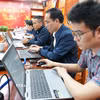 Các cán bộ đều cập nhật số liệu cử tri đi bầu cử trên hệ thống phần mềm thống nhất của tỉnh. (Ảnh: Tiến Vĩnh/TTXVN)