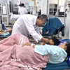 Trước số lượng bệnh nhân nhập viện liên tục, Bệnh viện Đa khoa khu vực Cam Lộ (Quảng Trị) đã huy động nhân lực tại các khoa, phòng để thăm khám, phân loại và điều trị. (Ảnh: TTXVN phát)
