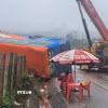 Hiện trường vụ tai nạn lật xe khách. (Ảnh: Hoài Nam/TTXVN)