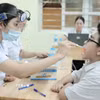 Bác sỹ bệnh viện đa khoa Xanh Pôn khám cho học sinh tại trường Trung học Cơ sở Ba Đình ngày 22/8/2026. (Ảnh: Minh Quyết/TTXVN)