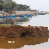 Những khối đất lớn liên tục bị cuốn trôi xuống lòng sông. (Ảnh: Đinh Hương/TTXVN)